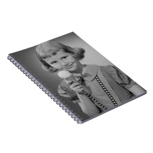 Mädchen, das Eiscreme isst Notizblock (Rechte Seite)