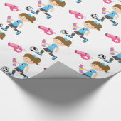 Mädchen, das Fußball-Packpapier spielt Geschenkpapier (Ecke)