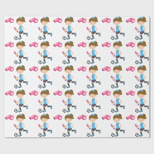 Mädchen, das Fußball-Packpapier spielt Geschenkpapier (Flach)