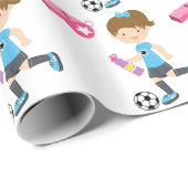 Mädchen, das Fußball-Packpapier spielt Geschenkpapier (Rolleneckpunkt)