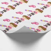 Mädchen, das Fußball-Packpapier spielt Geschenkpapier (Ecke)