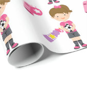 Mädchen, das Fußball-Packpapier spielt Geschenkpapier (Rolleneckpunkt)