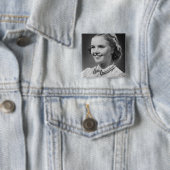 Mädchen, das im Studio aufwirft Button (Beispiel)