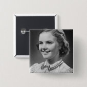 Mädchen, das im Studio aufwirft Button (Vorne & Hinten)