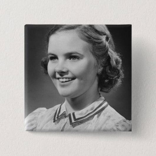 Mädchen, das im Studio aufwirft Button (Vorderseite)