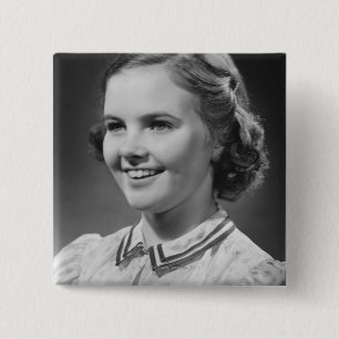 Mädchen, das im Studio aufwirft Button
