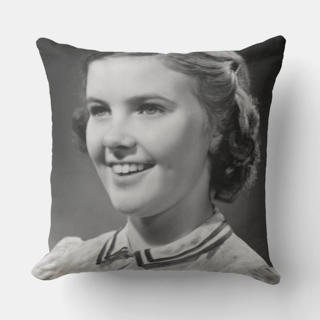 Mädchen, das im Studio aufwirft Kissen (Vorderseite)
