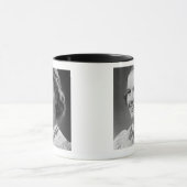 Mädchen, das im Studio aufwirft Tasse (Zentrum)