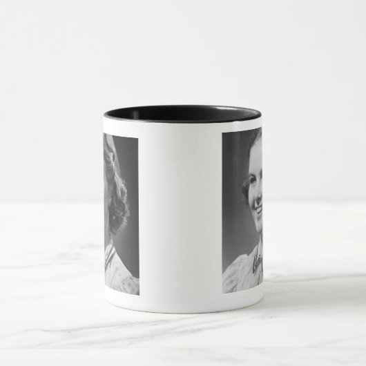 Mädchen, das im Studio aufwirft Tasse (Zentrum)