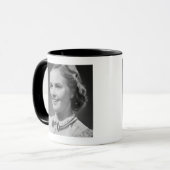 Mädchen, das im Studio aufwirft Tasse (Vorderseite Links)