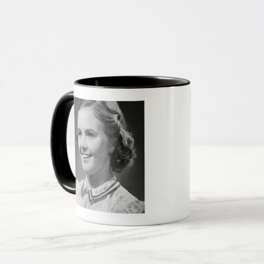 Mädchen, das im Studio aufwirft Tasse (Vorderseite Links)