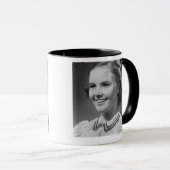 Mädchen, das im Studio aufwirft Tasse (VorderseiteRechts)