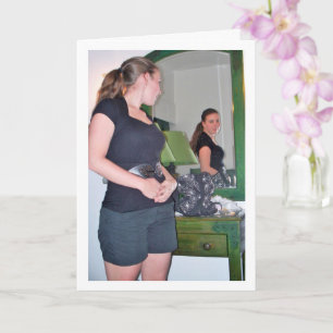 Mädchen, das in den Spiegel schaut, Porträt Karte