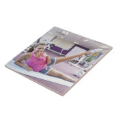 Mädchen, das in der Turnhalle trainiert Fliese (Seite)