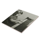 Mädchen, das Klavier spielt Fliese (Seite)