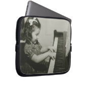 Mädchen, das Klavier spielt Laptopschutzhülle (Vorne Rechts)