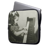 Mädchen, das Klavier spielt Laptopschutzhülle (Vorderseite Links)