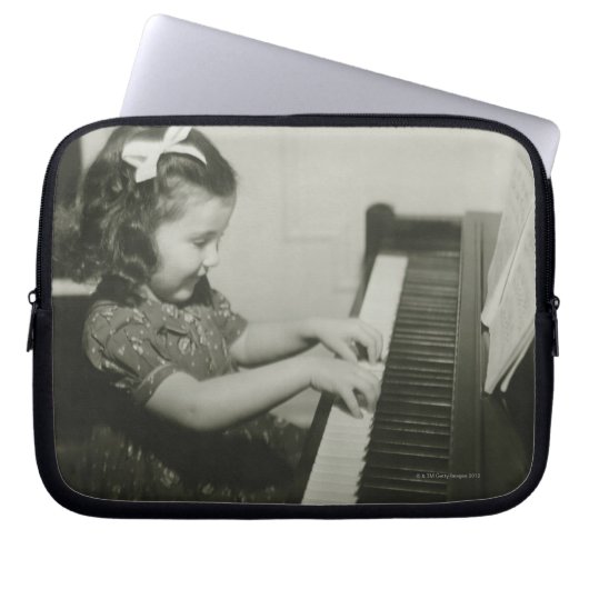 Mädchen, das Klavier spielt Laptopschutzhülle (Vorderseite)