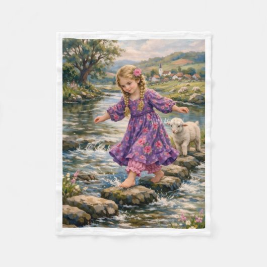 Mädchen, das mit einem Lammfell-Decke einen Fluss  Fleecedecke (Vorderseite)