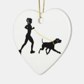 Mädchen, das mit ihrer Hundeverzierung läuft Keramik Ornament (Links)