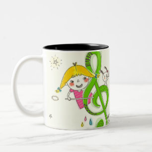 Mädchen, das mit musikalischen Anmerkungen über Zweifarbige Tasse