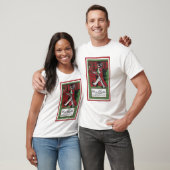 Mädchen, das Puppe und Kerzenständer hält T-Shirt (Unisex)