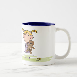 Mädchen, das Teddybear hält Zweifarbige Tasse