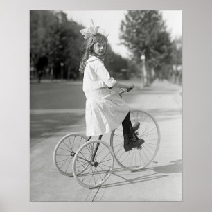 Mädchen, das Tricycle, 1917 reitet. Vintages Foto Poster