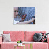 Mädchen, das weißes Pferd bürstet 2 Leinwanddruck (Insitu (Wohnzimmer))