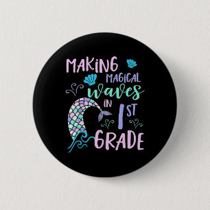 Mädchen der ersten Klasse Niedlich Meerjungfrau Er Button