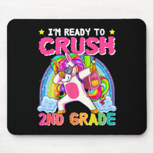 Mädchen der zweiten Klasse Einhorn zerkleinern zwe Mousepad