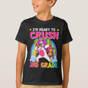 Mädchen der zweiten Klasse Einhorn zerkleinern zwe T-Shirt