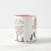 Mädchen, die beim Swing spielen Zweifarbige Tasse (Mittel)