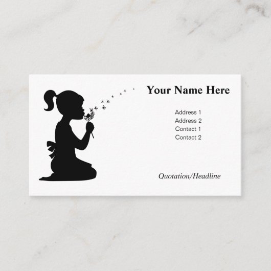 Mädchen, die eine Löwenzahn-Blume wünschen und bla Hinweiskarte (Vorderseite)