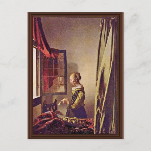 Mädchen, die einen Buchstaben an einem offenen Fen Postkarte (Vorderseite)