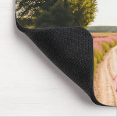 Mädchen, die einen dunklen Weg hinunter gehen Mousepad (Ecke)