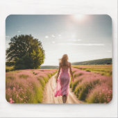 Mädchen, die einen dunklen Weg hinunter gehen Mousepad (Vorne)