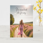 Mädchen, die einen dunklen Weg hinunter gehen und Karte (Gelbe Blume)