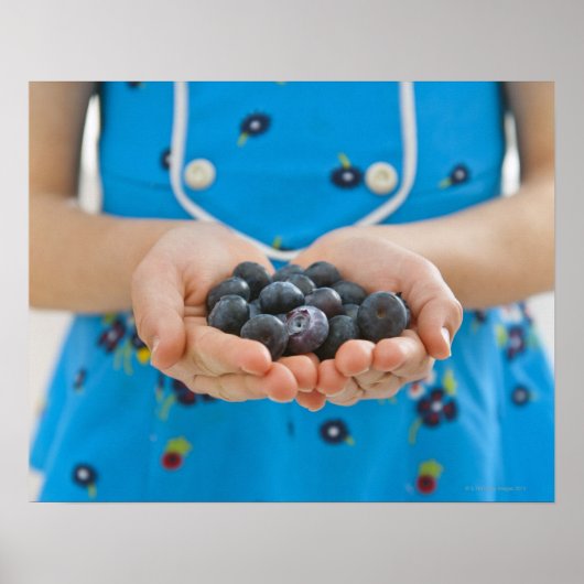Mädchen, die frische Heidelbeeren halten Poster (Vorne)