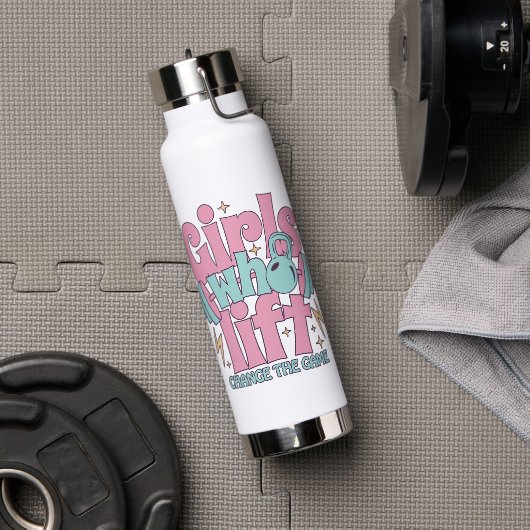 Mädchen, die heben – Spielveränderung Trinkflasche (Fitnessstudio)