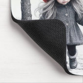 Mädchen, die ihren Hund spazieren gehen Mousepad (Ecke)