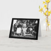 Mädchen, die in Albanien 1923 stricken Karte (Gelbe Blume)