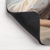 Mädchen, die in Beach Sand liegen Mousepad (Ecke)