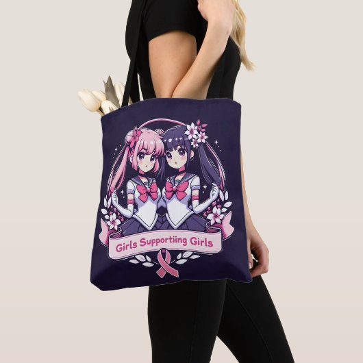 Mädchen, die Mädchen unterstützen Tasche (Von Nahem)