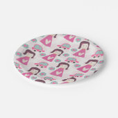 Mädchen, die Orte haben Pappteller (Schrägansicht)