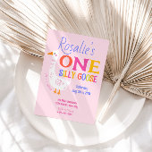 Mädchen Ein Albernes Gänse Sommerkids erster Gebur Einladung