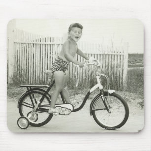 Mädchen fährt Fahrrad Mousepad