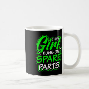 Mädchen für die Krankheitsentstehung spielt auf Er Kaffeetasse