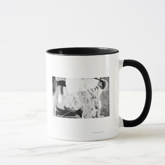 Mädchen Fütternd Bärenkuppe in Seward Tasse (Rechts)