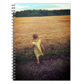 Mädchen, gelbes Kleid, Goldenes Field SpiralNotebo Notizblock (Vorderseite)